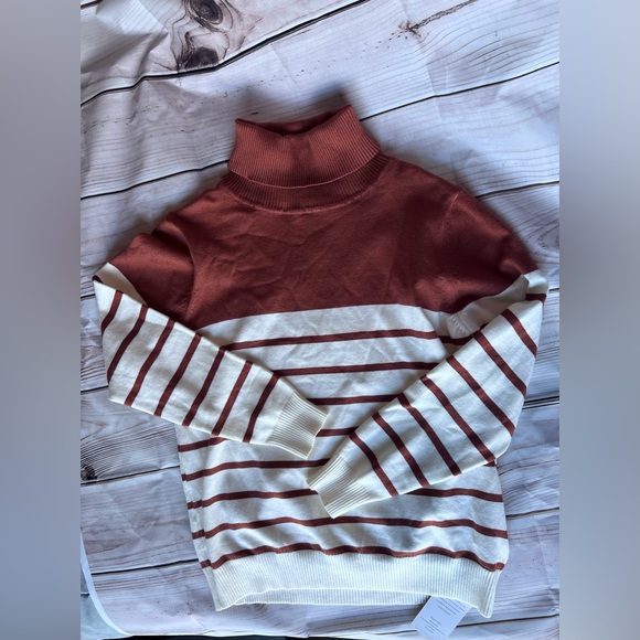 NWT- Sweater - Picture 2 of 4